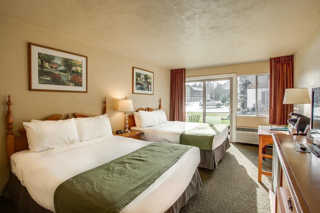 Queen Room with Two Queen Beds- Pet friendly